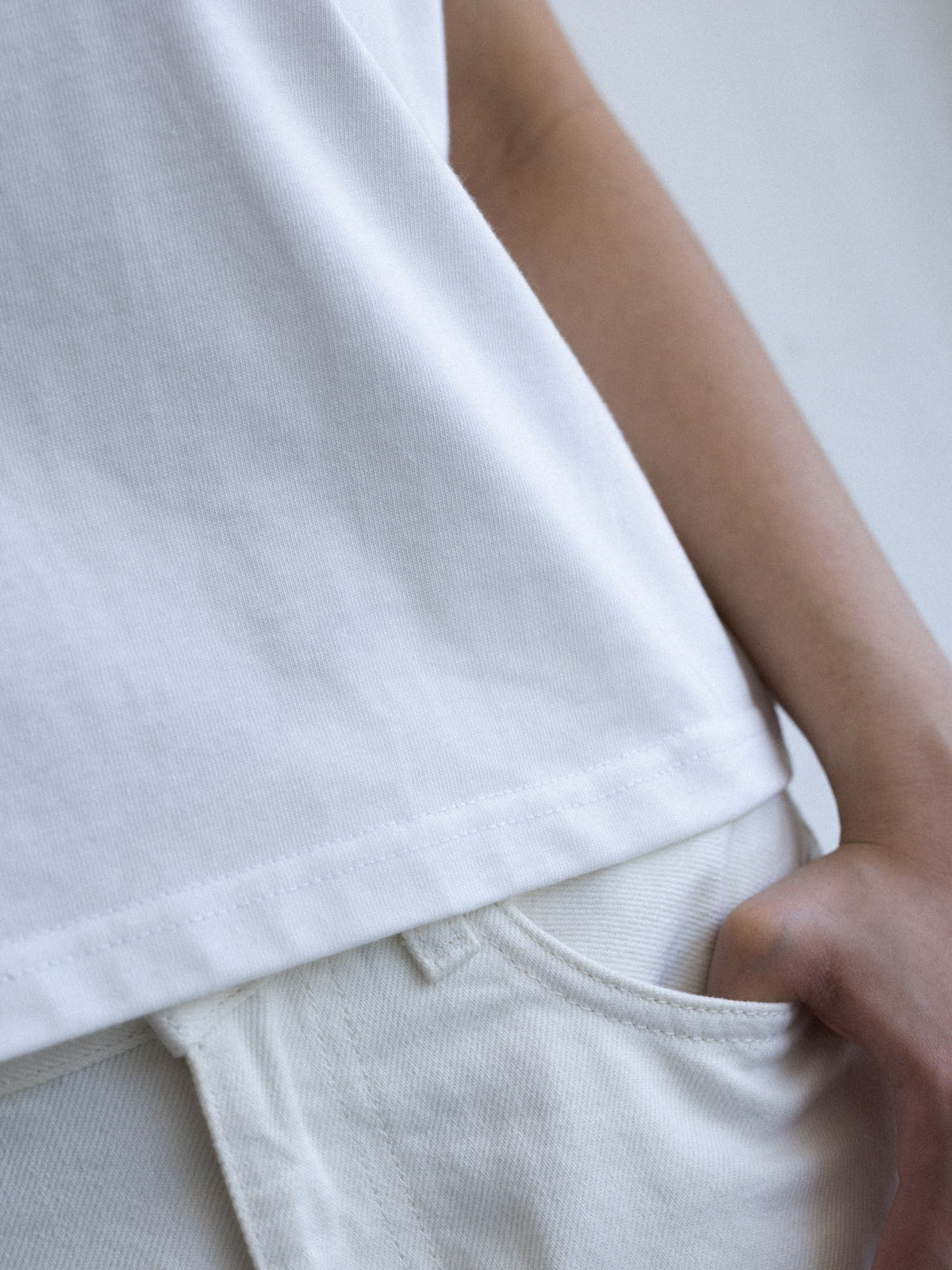 Detal dzianiny i wykończenia topu BLEA oversize off-white z kolekcji Mariety Żukowskiej dla Muuv, dostępnego na beetles.shop.