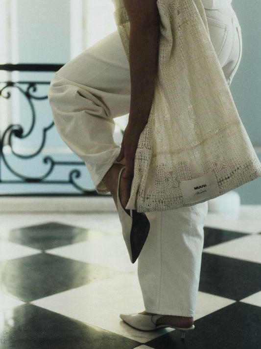 Koronkowa torba shopper UANA buttermilk z długimi uchwytami i naszywką Muuv x Marieta Żukowska, dostępna na beetles.shop.