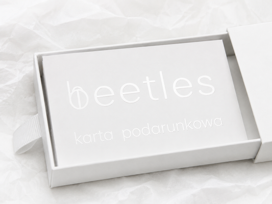 Ekskluzywna karta podarunkowa Beetles w białym pudełku jubilerskim z logo.