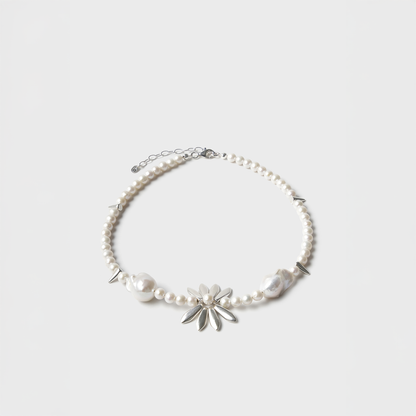 Naszyjnik z płatkami kwiatów i perłami