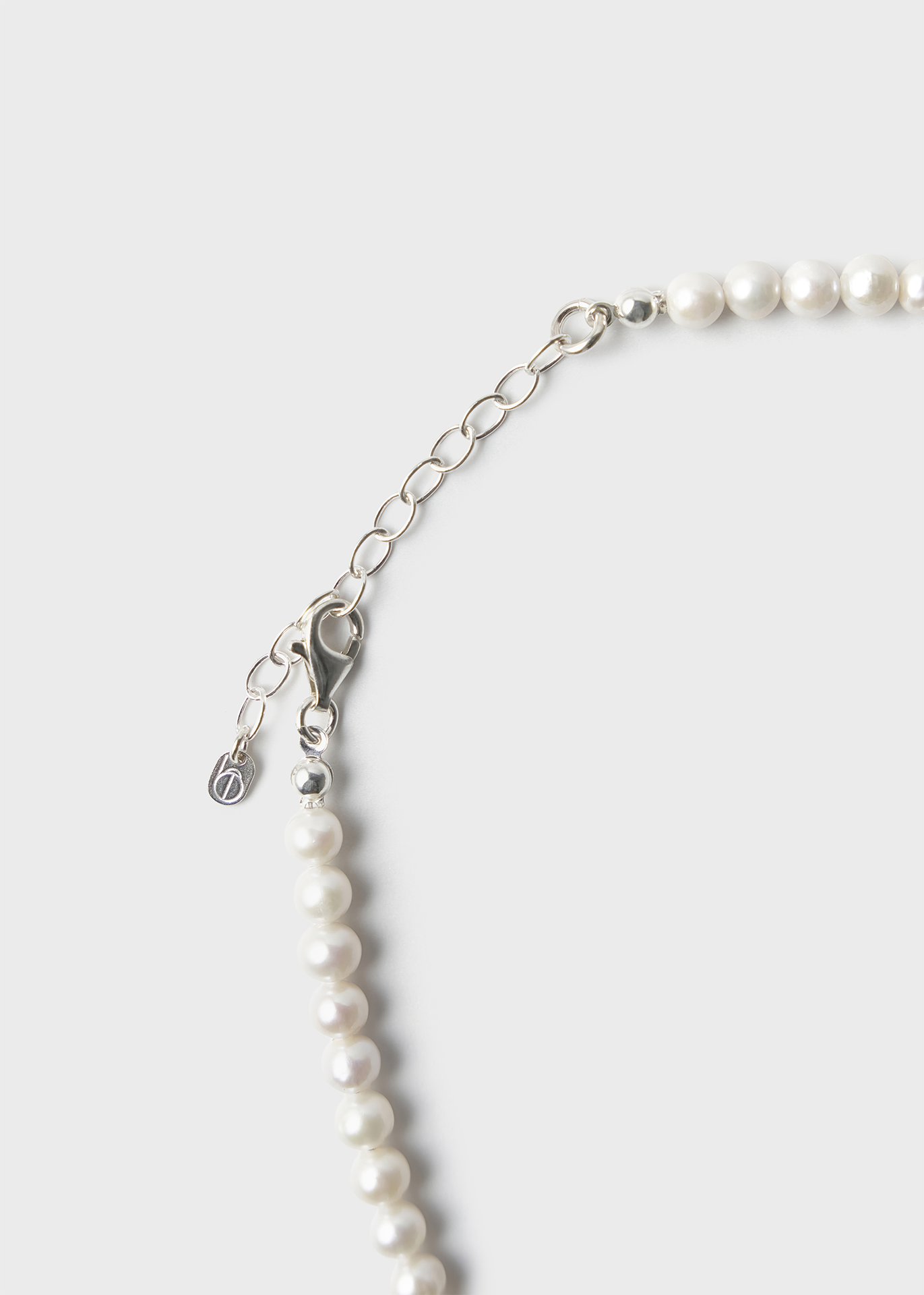 Naszyjnik z płatkami kwiatów i perłami