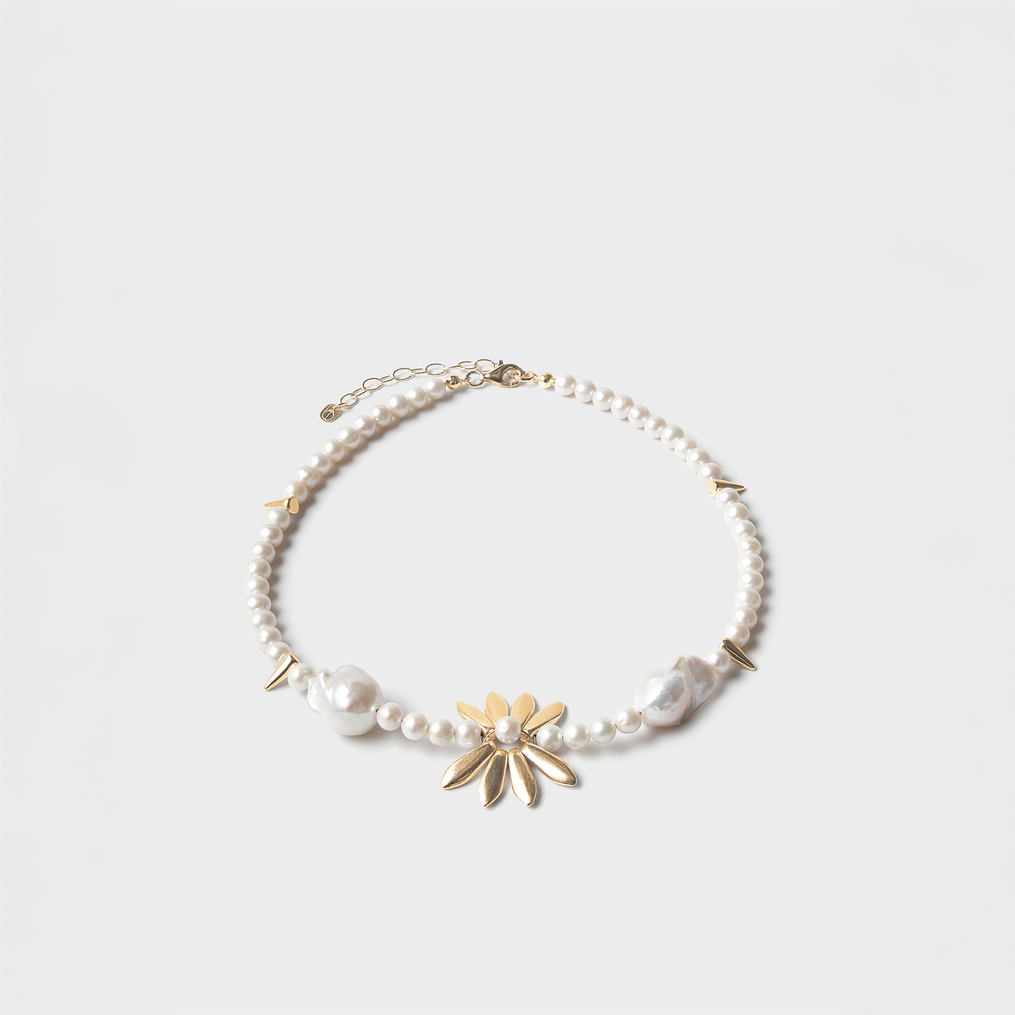 Naszyjnik z płatkami kwiatów i perłami