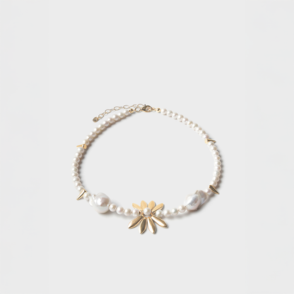 Naszyjnik z płatkami kwiatów i perłami