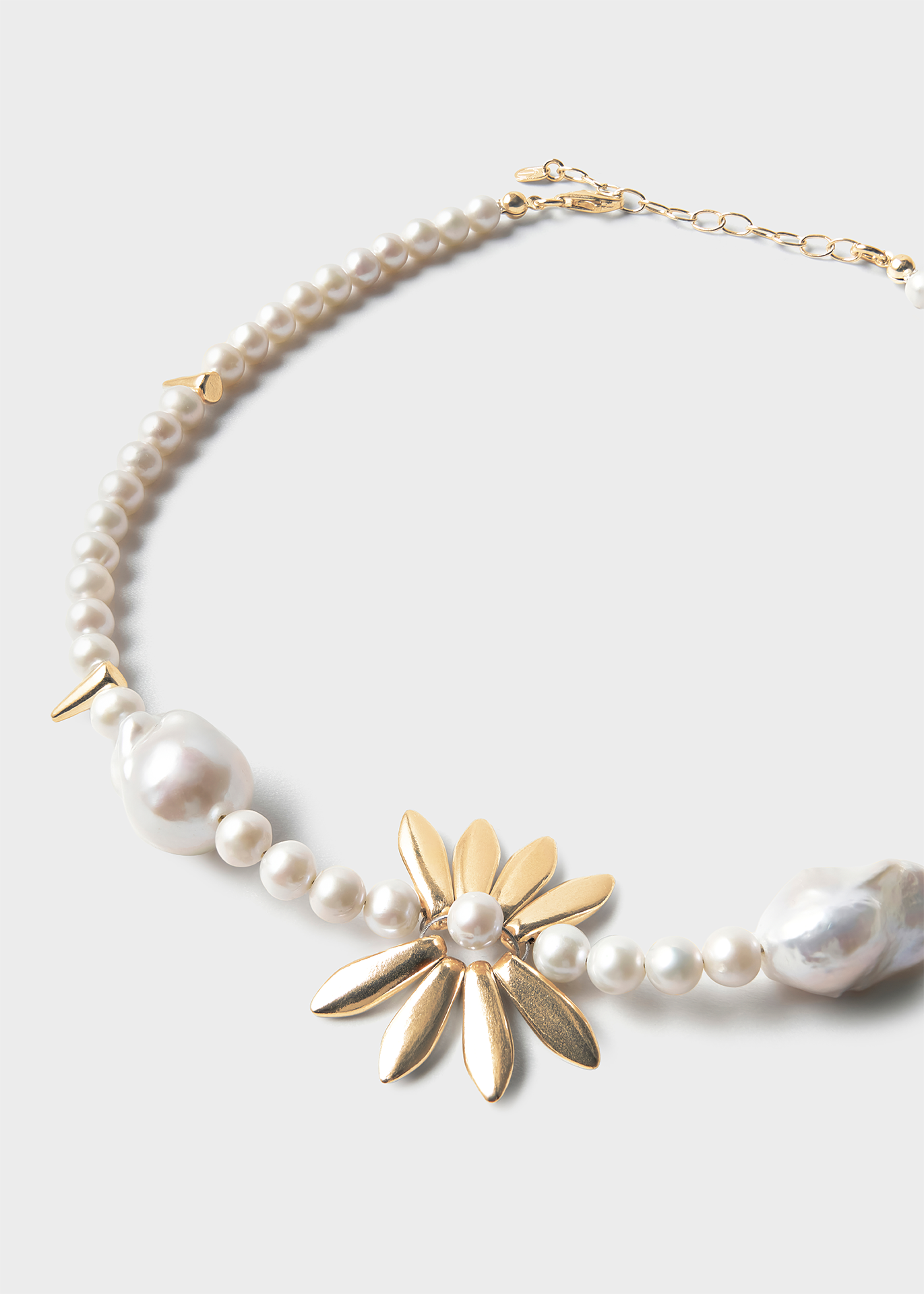 Naszyjnik z płatkami kwiatów i perłami
