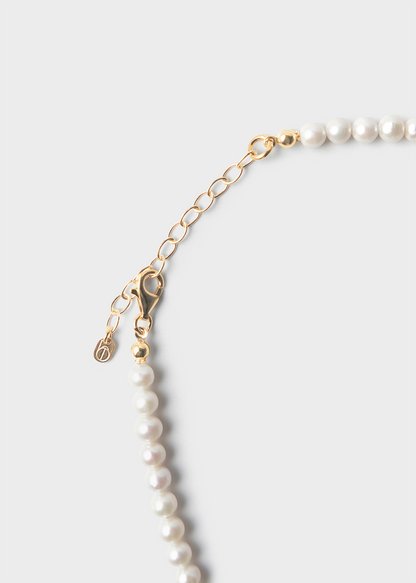 Naszyjnik z płatkami kwiatów i perłami