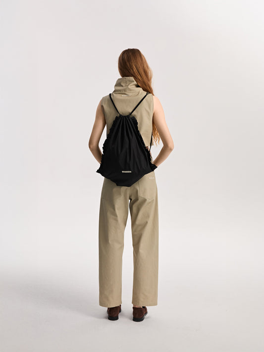 Czarny plecak z falbankami