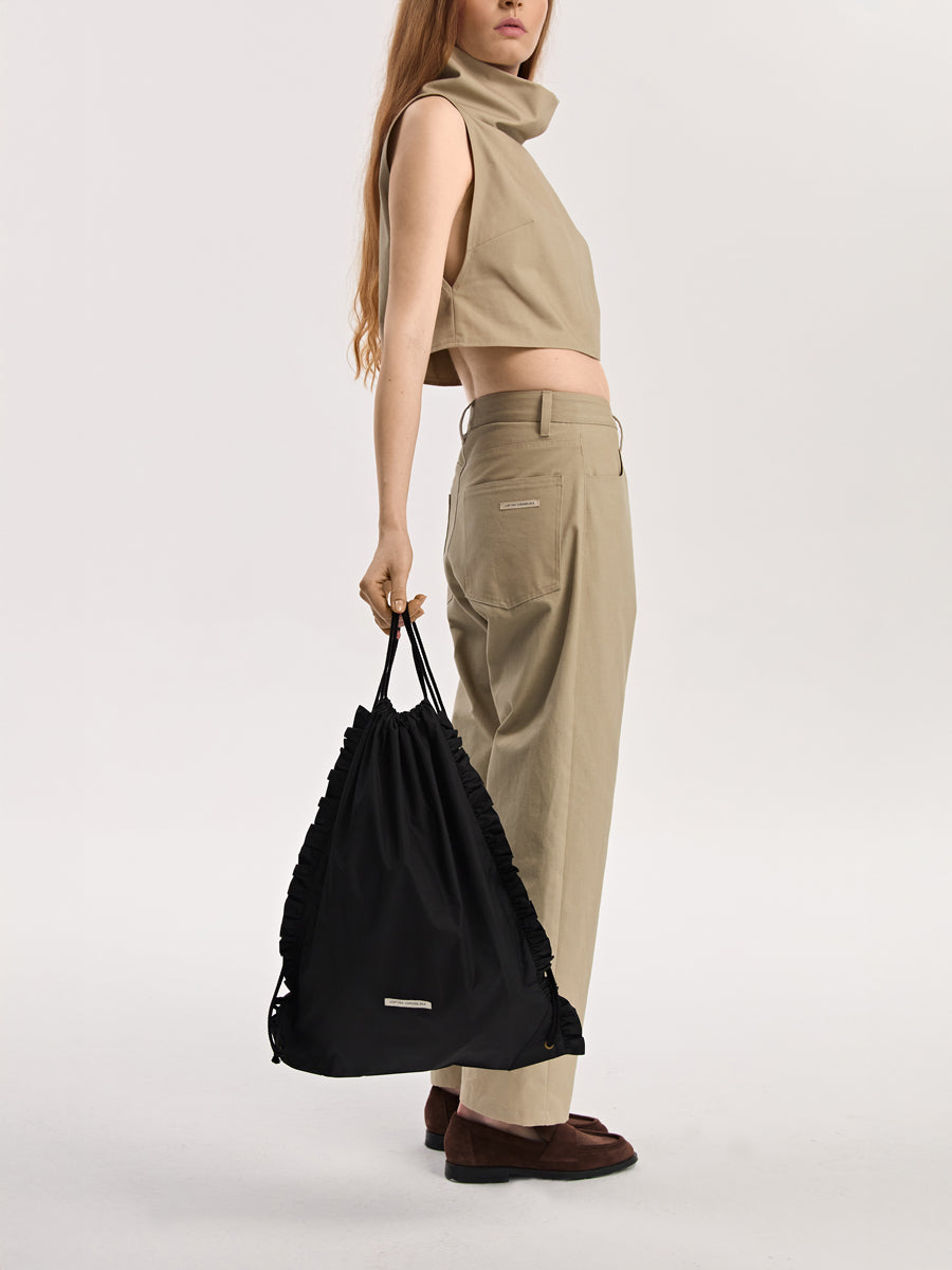 Czarny plecak z falbankami