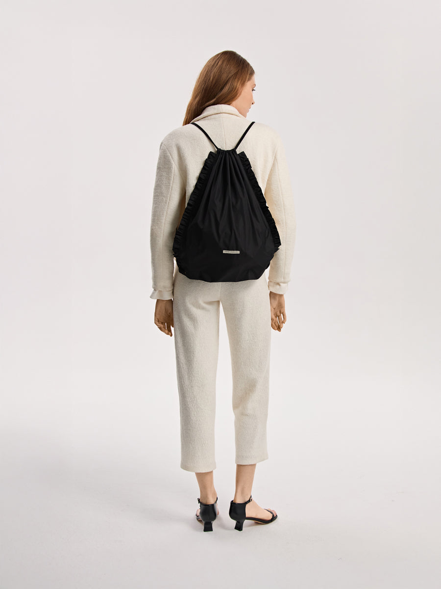 Czarny plecak z falbankami