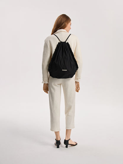 Czarny plecak z falbankami