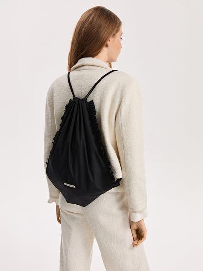 Czarny plecak z falbankami