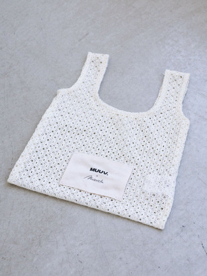 Ażurowa mini torebka ORIA off-white z szerokimi uchwytami i logo Muuv x Marieta Żukowska, kolekcja dostępna na beetles.shop.