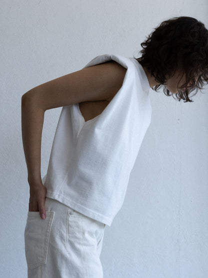 Biały top BLEA oversize w ujęciu z boku, z podkreśloną linią ramion i luźnym krojem, Marieta Żukowska x Muuv, beetles.shop.