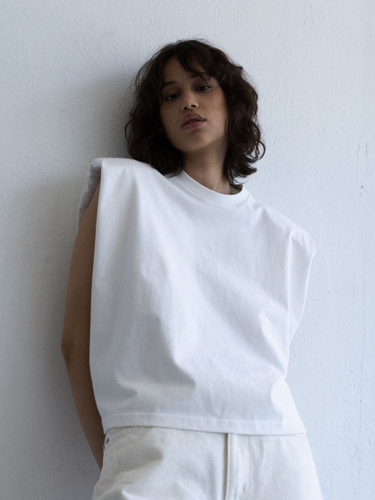 Damski top oversize BLEA off-white z okrągłym dekoltem i strukturalnymi ramionami, Marieta Żukowska x Muuv, dostępny na beetles.shop.