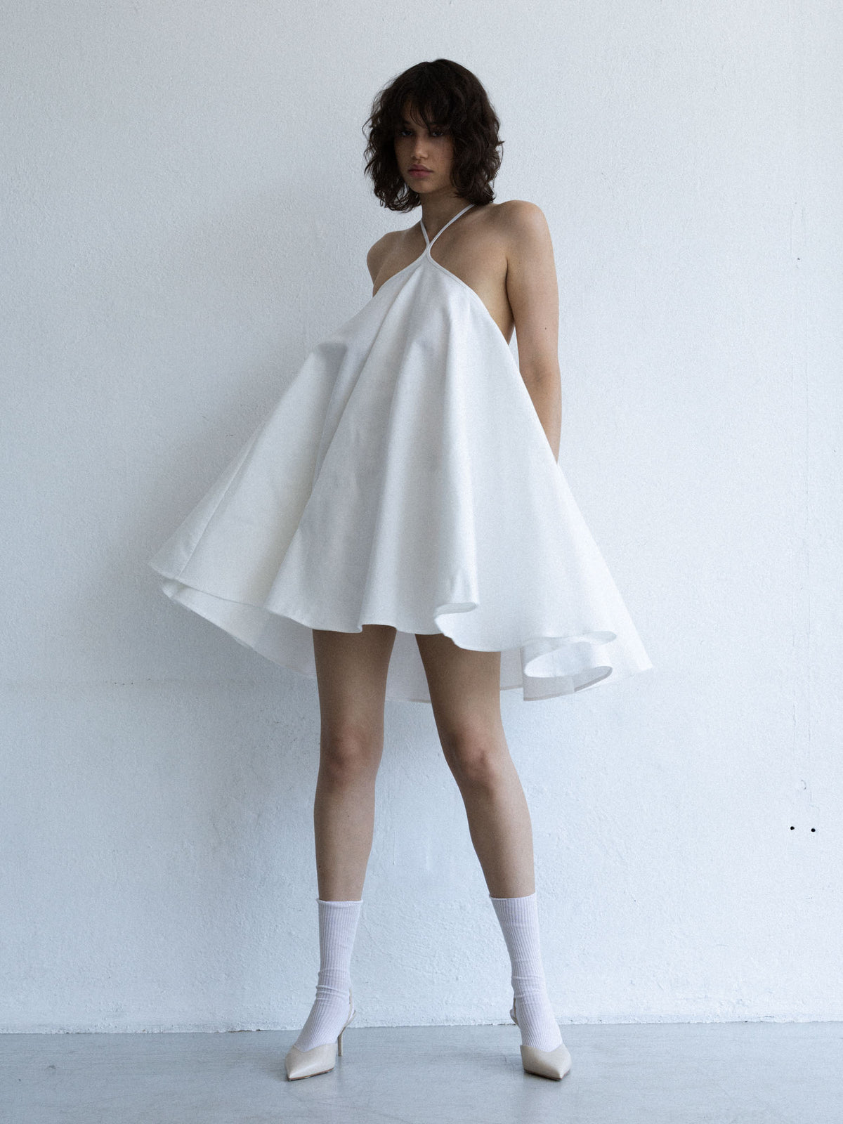 Detal cienkich ramiączek i strukturalnej bawełny sukienki SOLEA off-white, kolekcja Mariety Żukowskiej dla Muuv, dostępna na beetles.shop.