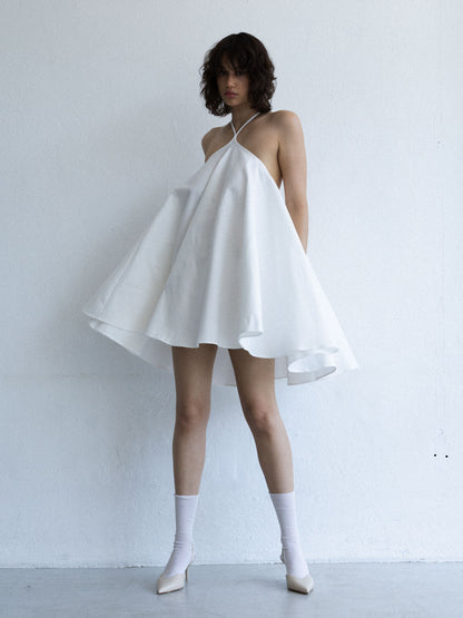 Detal cienkich ramiączek i strukturalnej bawełny sukienki SOLEA off-white, kolekcja Mariety Żukowskiej dla Muuv, dostępna na beetles.shop.