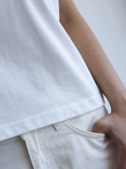 Detal dzianiny i wykończenia topu BLEA oversize off-white z kolekcji Mariety Żukowskiej dla Muuv, dostępnego na beetles.shop.