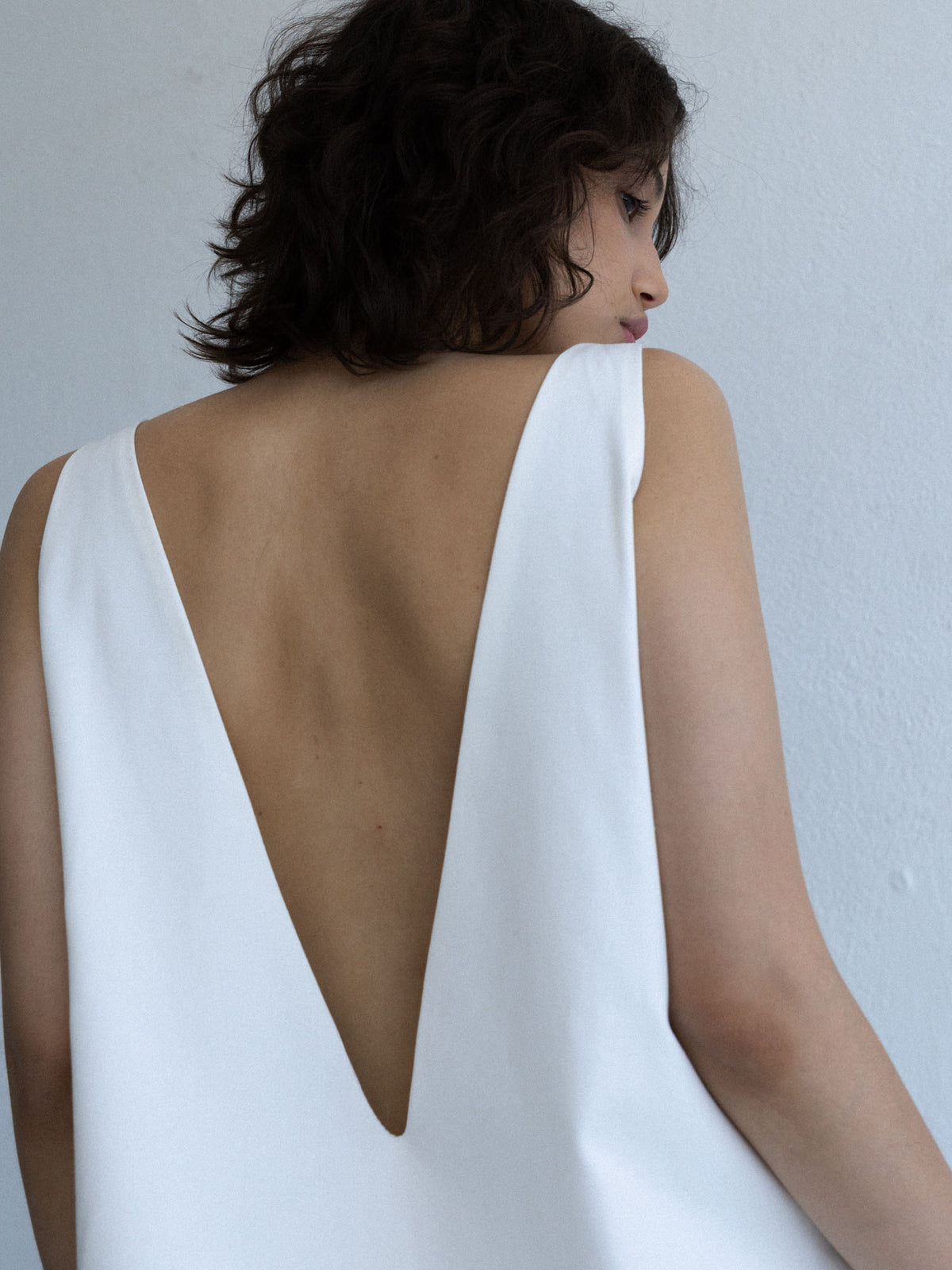 Detal odkrytych pleców sukienki ELOA off-white z głębokim dekoltem V, Marieta Żukowska x Muuv, beetles.shop.