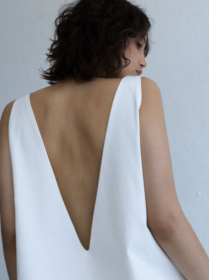 Detal odkrytych pleców sukienki ELOA off-white z głębokim dekoltem V, Marieta Żukowska x Muuv, beetles.shop.
