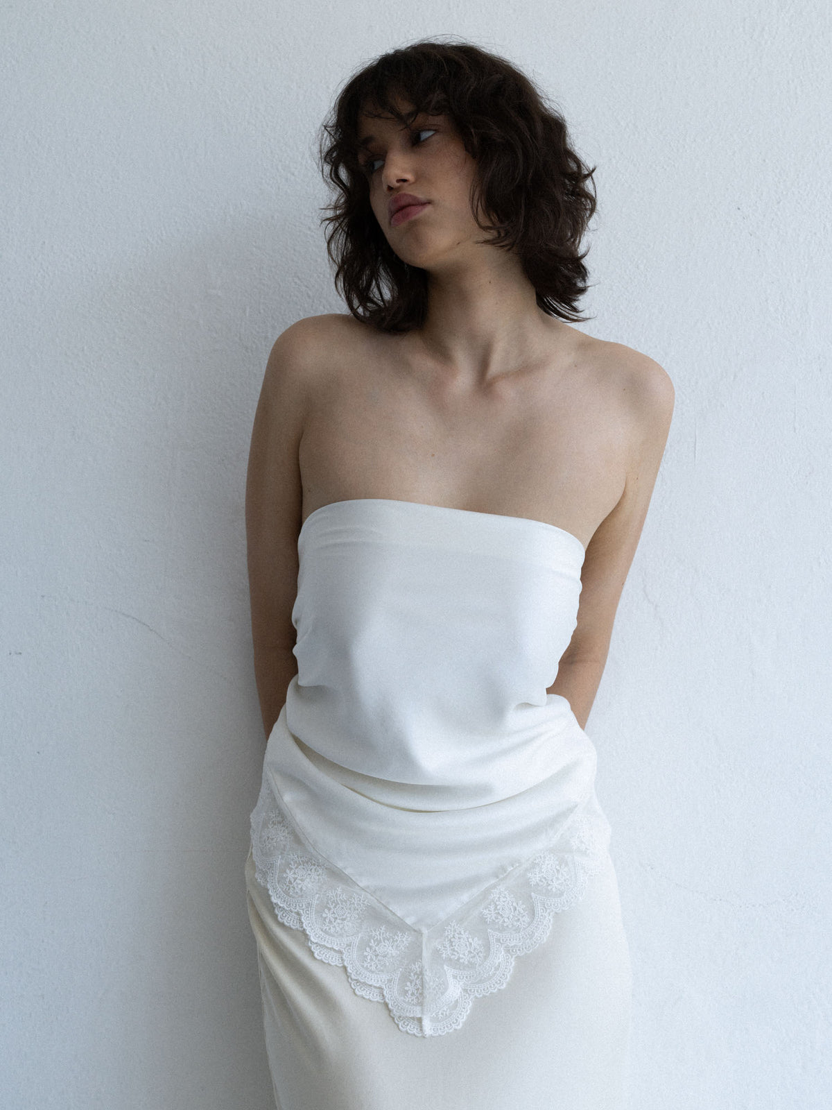 Jedwabna chusta ELUA off-white z koronkową wstawką, stylizowana w talii jako ozdobny pas, z kolekcji Mariety Żukowskiej dla Muuv, dostępna na beetles.shop.