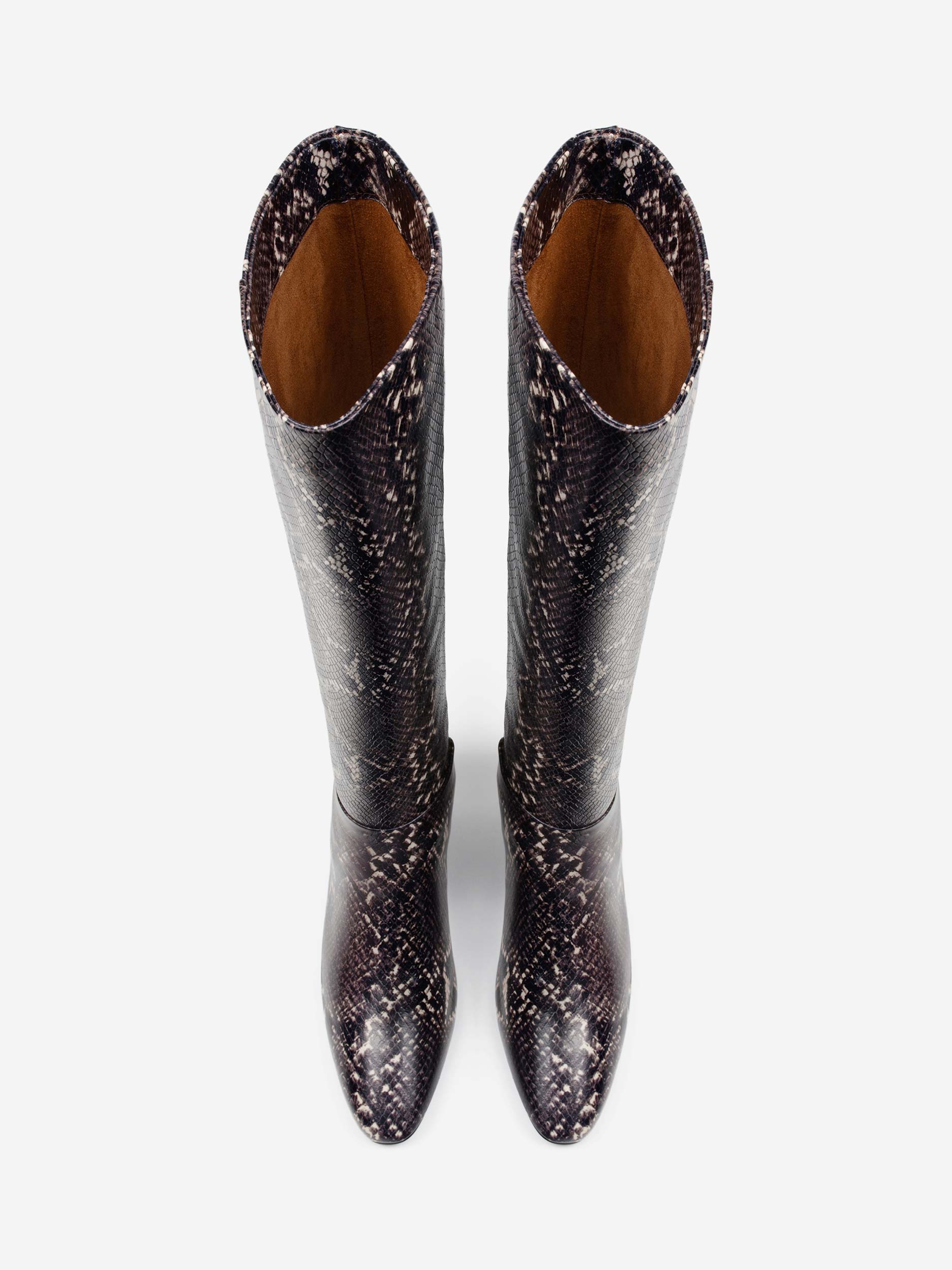 7b77ad898700174a26d5d151f26b26d9