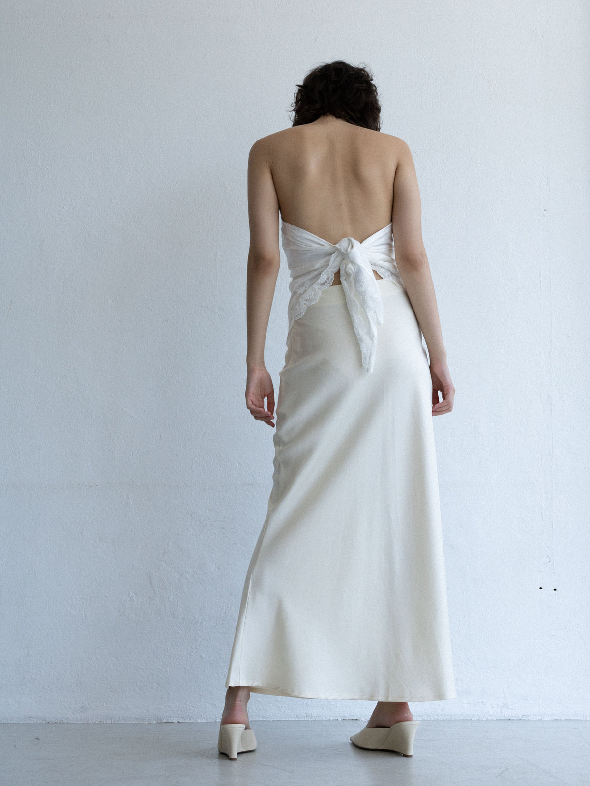 Koronkowa chusta ELUA w kolorze off-white wiązana z tyłu na węzeł, kolekcja Mariety Żukowskiej dla Muuv, dostępna na beetles.shop.
