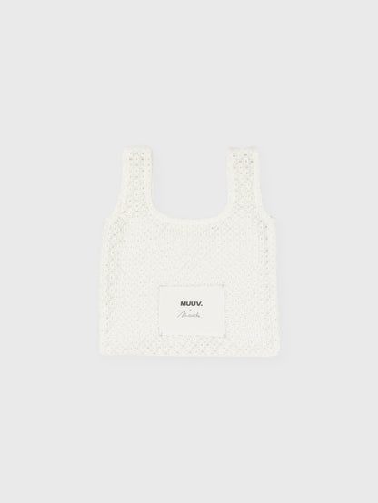 Mini torba ORIA off-white – widok z przodu, koronkowa faktura i naszywka Muuv x Marieta Żukowska, dostępna w beetles.shop.
