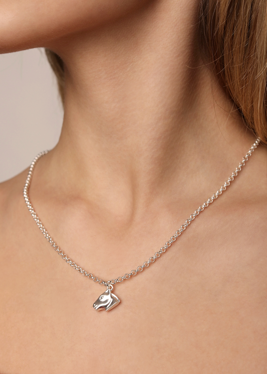 Naszyjnik z zawieszką konika na łańcuszku rolo – biżuteria talizman beetles.shop