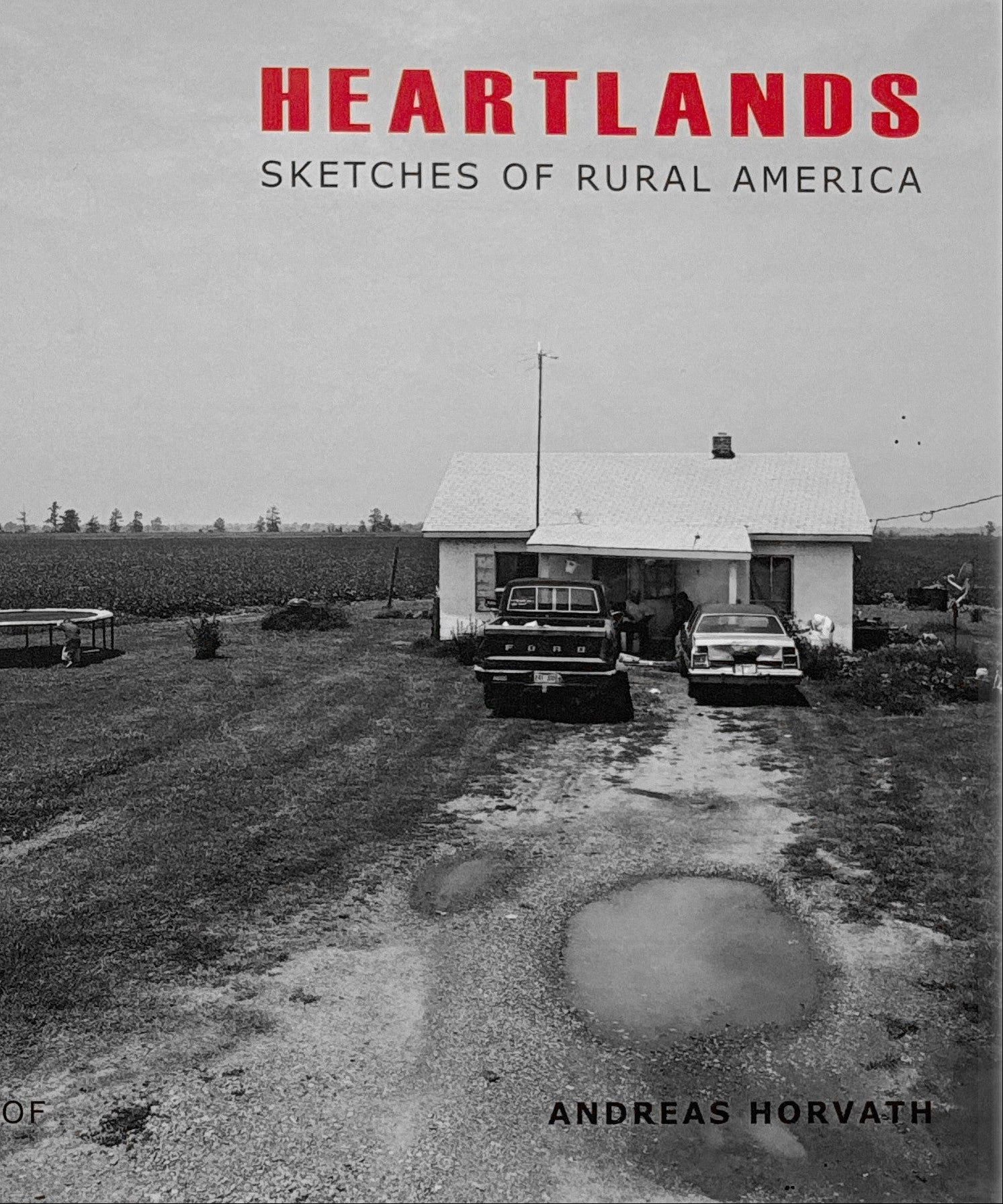 Okładka albumu fotograficznego „Heartlands” Andreasa Horvatha przedstawiająca prowincjonalną Amerykę. Ekskluzywny album ze zdjęciami, idealny pomysł na elegancki prezent dla miłośnika fotografii artystycznej w Beetles Concept Store.