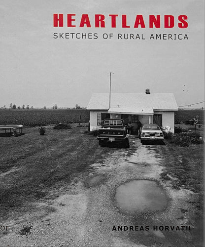 Okładka albumu fotograficznego „Heartlands” Andreasa Horvatha przedstawiająca prowincjonalną Amerykę. Ekskluzywny album ze zdjęciami, idealny pomysł na elegancki prezent dla miłośnika fotografii artystycznej w Beetles Concept Store.