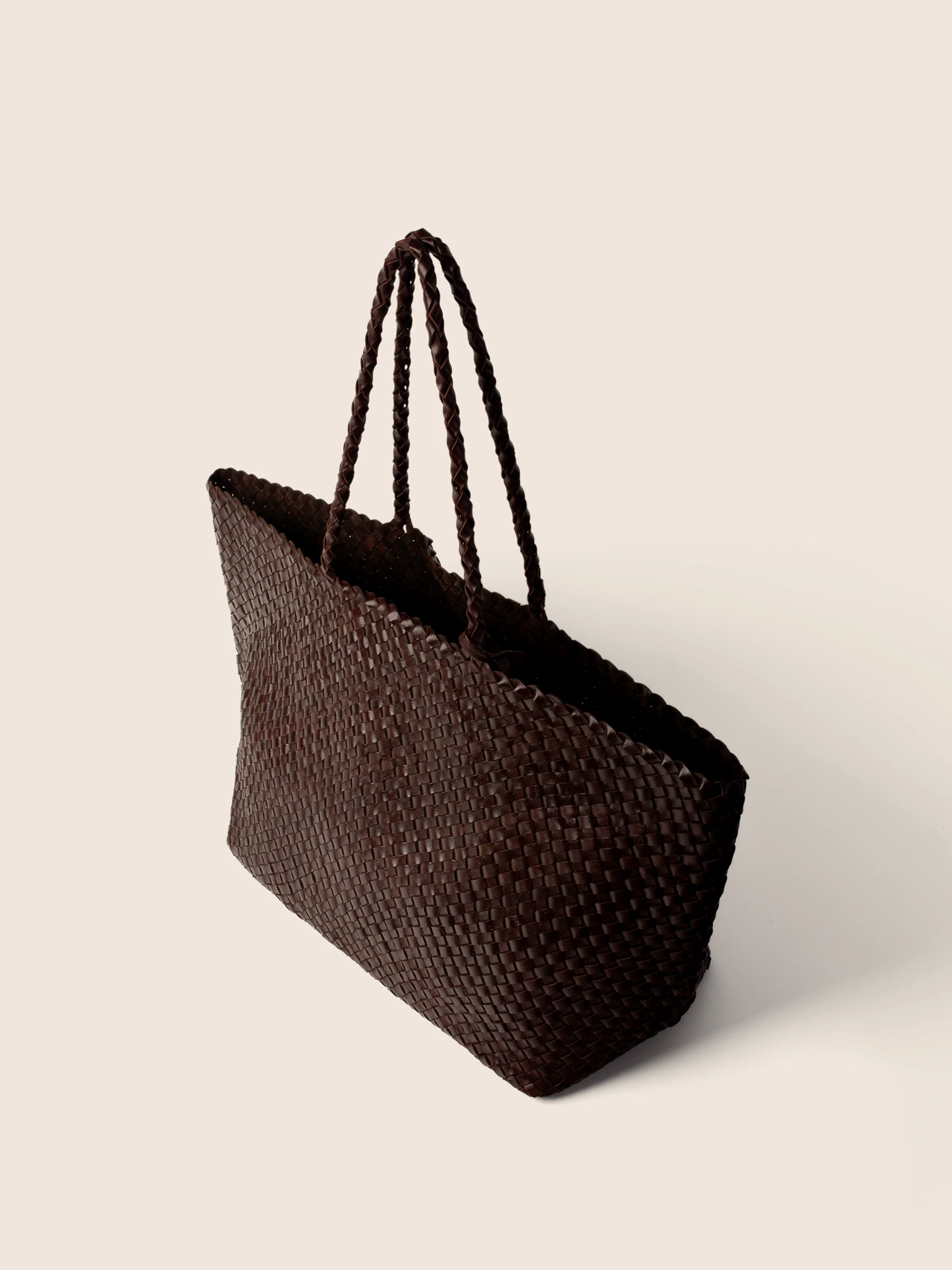  WIDOK Z BOKU RĘCZNIE PLECIONA TORBA SHOPPER W KOLORZE CIEMNEGO BRĄZU
