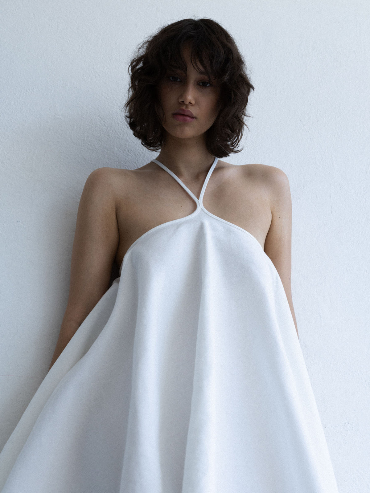 Rozkloszowana sukienka SOLEA off-white w ruchu, wykonana ze strukturalnej bawełny, Marieta Żukowska x Muuv, dostępna na beetles.shop.