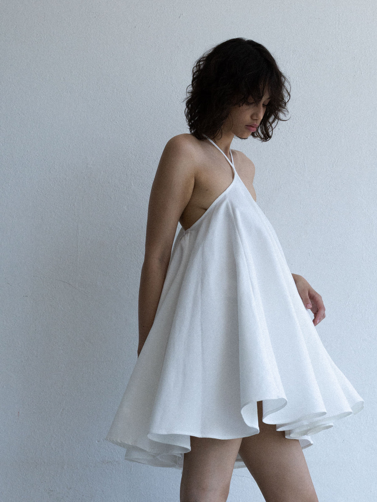 Sukienka mini SOLEA off-white pokazana z profilu, luźny rozkloszowany fason i odkryte ramiona, Marieta Żukowska x Muuv, beetles.shop.