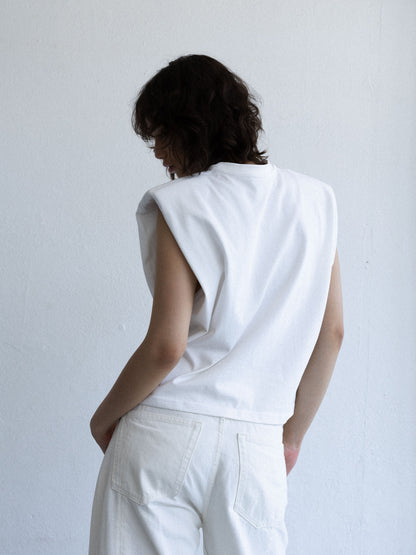 Top BLEA off-white pokazany z tyłu, prosty fason bez rękawów i poszerzone ramiona, kolekcja Mariety Żukowskiej dla Muuv, beetles.shop.