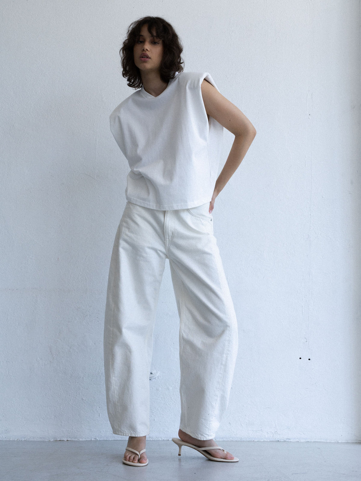 Top BLEA oversize off-white z poszerzoną linią ramion, kolekcja Mariety Żukowskiej , dostępny na beetles.shop.
