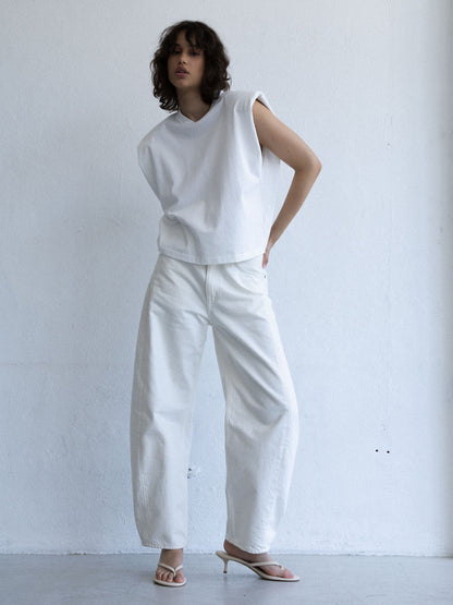 Top BLEA oversize off-white z poszerzoną linią ramion, kolekcja Mariety Żukowskiej , dostępny na beetles.shop.