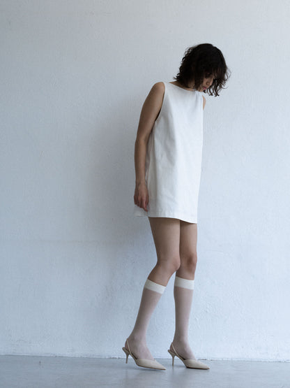 Krótka sukienka ELOA off-white o prostym fasonie, z kolekcji Mariety Żukowskiej x Muuv, dostępna w sklepie beetles.shop