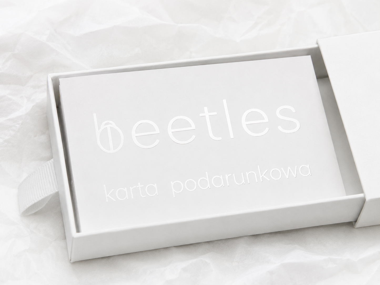 Ekskluzywna karta podarunkowa Beetles w białym pudełku jubilerskim z logo.