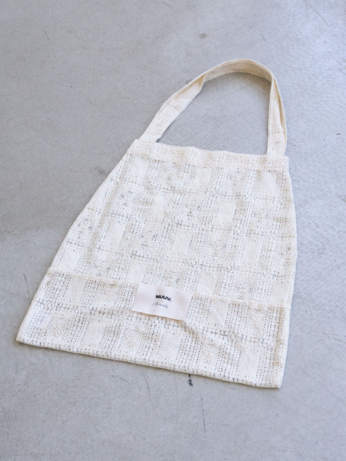 Ażurowa torba shopper UANA buttermilk prezentowana na modelce, kolekcja Marieta Żukowska x Muuv, dostępna na beetles.shop.