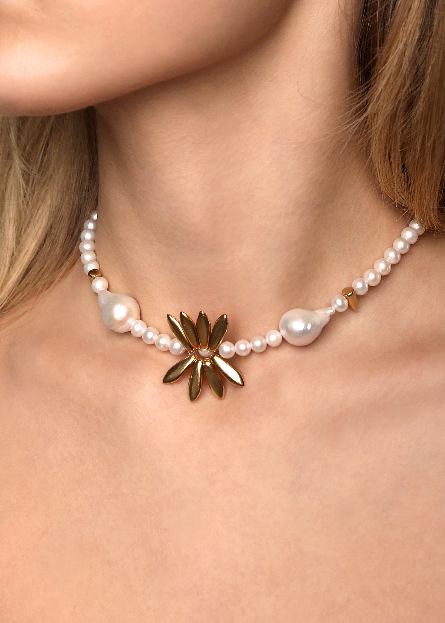 Naszyjnik z płatkami kwiatów i perłami