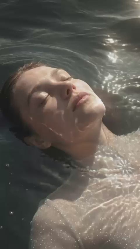 Naszyjnik z płatkami kwiatów i perłami