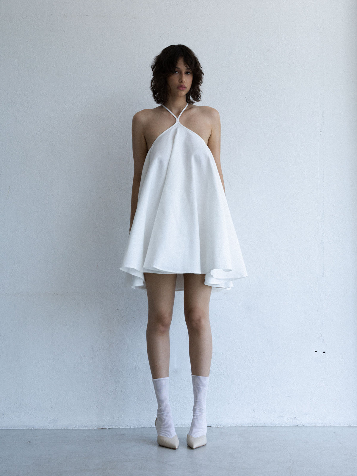 sukienki SOLEA off-white o rozkloszowanym kroju, Marieta Żukowska x Muuv, dostępna na beetles.shop.